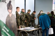 <p>Pierwsze ze szkoleń dla mieszkańców Wrocławia z zakresu obrony cywilnej - żołnierze z AWL</p>