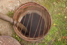 Awaria magistrali: pracownicy przy ul. Żelaznej odpompowują wodę