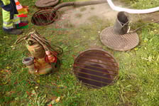 Awaria magistrali: pracownicy przy ul. Żelaznej odpompowują wodę