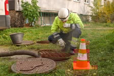 Awaria magistrali: pracownicy przy ul. Żelaznej odpompowują wodę