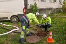 Awaria magistrali: pracownicy przy ul. Żelaznej odpompowują wodę