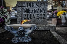 Żołnierze z 10 Wrocławskiej Brygady Łączności porządkowali groby i oddali hołd poległym towarzyszom broni.