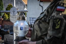 Żołnierze z 10 Wrocławskiej Brygady Łączności porządkowali groby i oddali hołd poległym towarzyszom broni.