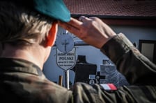 Żołnierze z 10 Wrocławskiej Brygady Łączności porządkowali groby i oddali hołd poległym towarzyszom broni.