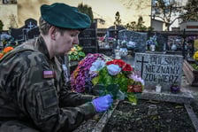 Żołnierze z 10 Wrocławskiej Brygady Łączności porządkowali groby i oddali hołd poległym towarzyszom broni.