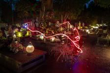 <p>Cmentarz Grabiszyński nocą - Wszystkich Świętych 2025</p>