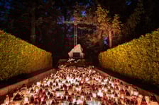 <p>Cmentarz Grabiszyński nocą - Wszystkich Świętych 2025</p>