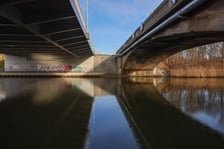 Po lewej nowe, po prawej stare mosty Chrobrego