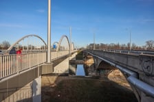 Po lewej nowe, po prawej stare mosty Chrobrego