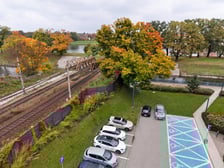 Okolice tunelu oznaczonego na mapie jako 3. Połączy on promenadę przy Kanale Miejskim, którą obecnie rozdzielają tory kolejowe prowadzące do Oleśnicy