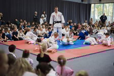 Lekcja WF-u z mistrzem olimpijskim w szkole przy ul. Cynamonowej