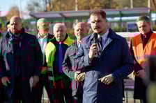 Bartosz Nowak, wiceprezes Wrocławskich Inwestycji, podczas konferencji zapowiadającej rozpoczęcie budowy tramwaju na Swojczyce