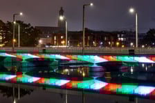 Próby iluminacji na mostach Uniwersyteckich. Zdjęcie z 8 października 2025 r.