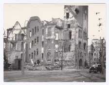 <p>Budynek, najprawdopodobniej przy ul. Kamiennej, 1946</p>