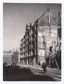 <p>Dom handlowy u zbiegu ul. Olawskiej i Rynku, ok. 1947</p>