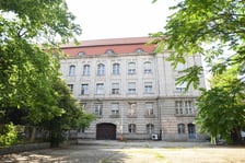 Neobarokowy gmach pod adresem Powstańców Śląskich 134-138, widok z roku 2025