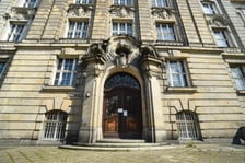 Neobarokowy gmach pod adresem Powstańców Śląskich 134-138, widok z roku 2025