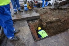 Prace przy usuwaniu awarii MPWiK na ulicy Ślężnej przy skrzyżowaniu z aleją Armii Krajowej i aleją Wiśniową