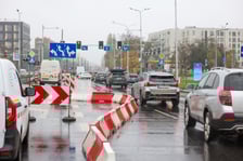 Prace przy usuwaniu awarii MPWiK na ulicy Ślężnej przy skrzyżowaniu z aleją Armii Krajowej i aleją Wiśniową