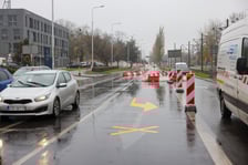 Prace przy usuwaniu awarii MPWiK na ulicy Ślężnej przy skrzyżowaniu z aleją Armii Krajowej i aleją Wiśniową