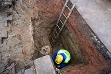 Prace przy usuwaniu awarii MPWiK na ulicy Ślężnej przy skrzyżowaniu z aleją Armii Krajowej i aleją Wiśniową