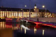 Mosty Uniwersyteckie podświetlone na biało-czerwono w poniedziałkowy wieczór 10 listopada. Tak będą też wyglądać w święto 11 Listopada