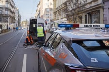 Naprawa uszkodzonej szyny tramwajowej na ul. Chrobrego.