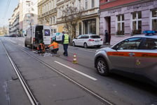 Naprawa uszkodzonej szyny tramwajowej na ul. Chrobrego.