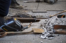 Naprawa uszkodzonej szyny tramwajowej na ul. Chrobrego.