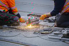 Naprawa uszkodzonej szyny tramwajowej na ul. Chrobrego.