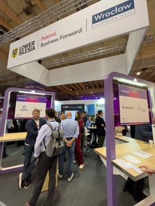 <p>Web Summit 2025 - startupy z Wrocławia i regionu prezentują się na stoisku Dolnego Śląska</p>