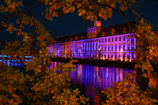 Najbardziej widowiskowym momentem tegorocznego jubileuszu będzie rozświetlenie na niebiesko gmachu głównego Uniwersytetu i sąsiadującego z nim mostu Uniwersyteckiego.