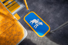 Prezentacja nowych aglomeracyjnych mercedesów pod Halą Stulecia, 14 listopada 2025