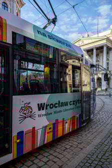 <p>Na zdjęciu BookTram, czyli specjalny tramwaj akcji &bdquo;Wrocław czyta&rdquo;</p>
