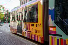 <p>Na zdjęciu BookTram, czyli specjalny tramwaj akcji &bdquo;Wrocław czyta&rdquo;</p>