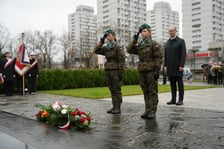 <p class="MsoNormal">Uroczystość złożenia kwiat&oacute;w pod Pomnikiem Martyrologii Profesor&oacute;w Lwowskich w sobotę 15 listopada</p>