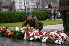 <p class="MsoNormal">Uroczystość złożenia kwiat&oacute;w pod Pomnikiem Martyrologii Profesor&oacute;w Lwowskich w sobotę 15 listopada</p>