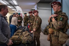 <p>Na stoisku wojskowym oglądaliśmy sprzęt do skok&oacute;w spadochronowych. Można było przymierzyć!</p>