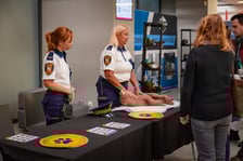 <p>Na stoisku Straży Miejskiej Wrocławia, funkcjonariuszki szkoliły jak przeprowadzić resuscytację u psa</p>