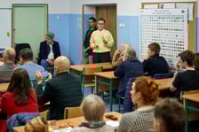 Spotkanie informacyjne podczas którego Monika Kozłowska-Święconek, dyrektorka Wydziału Mobilności Miejskiej UMW, przedstawiała wynik konsultacji oraz decyzje, które zostały podjęte w sprawie tramwaju przez Klecinę i rozbudowy dróg