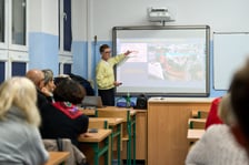 Spotkanie informacyjne podczas którego Monika Kozłowska-Święconek, dyrektorka Wydziału Mobilności Miejskiej UMW, przedstawiała wynik konsultacji oraz decyzje, które zostały podjęte w sprawie tramwaju przez Klecinę i rozbudowy dróg