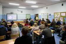 Spotkanie informacyjne podczas którego Monika Kozłowska-Święconek, dyrektorka Wydziału Mobilności Miejskiej UMW, przedstawiała wynik konsultacji oraz decyzje, które zostały podjęte w sprawie tramwaju przez Klecinę i rozbudowy dróg