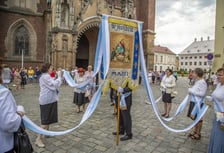 największa procesja we Wrocławiu przeszła z katedry na Ostrowie Tumskim do kościoła garnizonowego w Rynku, 16 czerwca 2022 r.