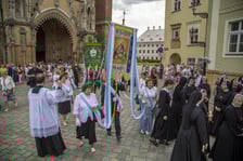największa procesja we Wrocławiu przeszła z katedry na Ostrowie Tumskim do kościoła garnizonowego w Rynku, 16 czerwca 2022 r.