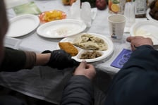 <p>Potrawy wigilijne na udekorowanym stole. Zdjęcie archiwalne, wykonane podczas Wigilii Pełnej Ciepław w Czasoprzestrzeni w 2024 roku.&nbsp;</p>