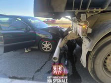 Kolizja auta osobowego i ciężarówek na jezdni AOW w kierunku Kudowy Zdroju.