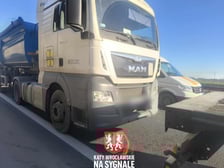 Kolizja auta osobowego i ciężarówek na jezdni AOW w kierunku Kudowy Zdroju.