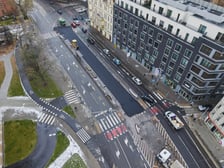 <p>W poniedziałek 24 listopada wykonawca kładł masę bitumiczną w miejscu torowiska. Tak powstaje tymczasowa jezdnia, kt&oacute;rą wkr&oacute;tce będą jeździć kierowcy</p>