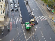 <p>W poniedziałek 24 listopada wykonawca kładł masę bitumiczną w miejscu torowiska. Tak powstaje tymczasowa jezdnia, kt&oacute;rą wkr&oacute;tce będą jeździć kierowcy</p>