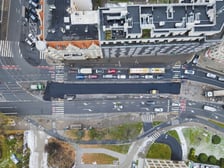 <p>W poniedziałek 24 listopada wykonawca kładł masę bitumiczną w miejscu torowiska. Tak powstaje tymczasowa jezdnia, kt&oacute;rą wkr&oacute;tce będą jeździć kierowcy</p>